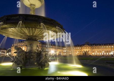 Dettagli architettonici di fontana con castello in background, New Castle, Schlossplatz Stuttgart, Baden-Württemberg, Germania Foto Stock