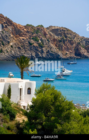 Barche a vela in mare, Cala Jondal, Ibiza, Isole Baleari, Spagna Foto Stock