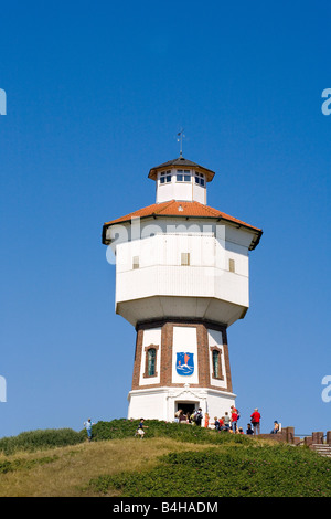 I turisti vicino faro Langeoog Bassa Sassonia Germania Foto Stock