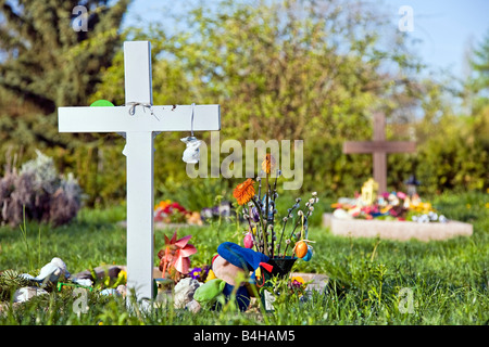 Bambino tomba nel cimitero, Friedrichshain di Berlino, Germania Foto Stock