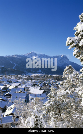Vista aerea della città ricoperta di neve Garmisch Partenkirchen, Baviera, Germania Foto Stock