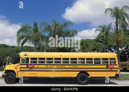 Scuola bus parcheggiato nel campo, Coral Gables, Miami-Dade County, Florida, Stati Uniti d'America Foto Stock