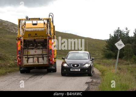 Passando segno posto sulla strada stretta, Scozia Foto Stock