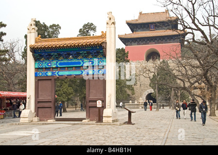 I turisti al monumento, le Tombe Ming, Pechino, Cina Foto Stock