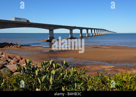 Confederazione ponte che conduce al Prince Edward Island in Canada Foto Stock