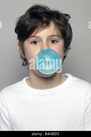 Ritratto di ragazzo soffiando la gomma da masticare Foto Stock