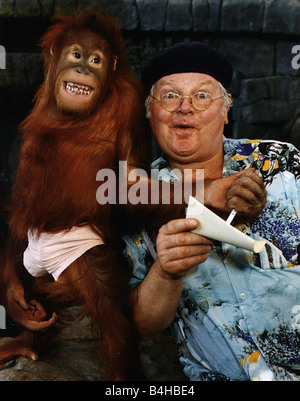 Benny Hill attore comico con un Orang U Tan Foto Stock