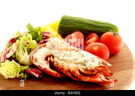 Fresco di lusso delizioso vestito canadese aragosta, preparato e cotto nel suo guscio, pronto a mangiare, isolata contro uno sfondo bianco Foto Stock