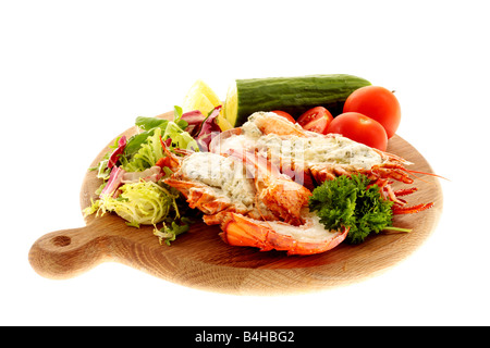 Fresco di lusso delizioso vestito canadese aragosta, preparato e cotto nel suo guscio, pronto a mangiare, isolata contro uno sfondo bianco Foto Stock