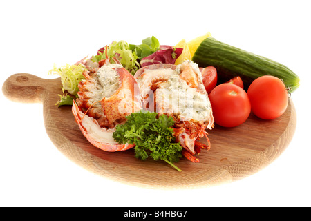 Fresco di lusso delizioso vestito canadese aragosta, preparato e cotto nel suo guscio, pronto a mangiare, isolata contro uno sfondo bianco Foto Stock