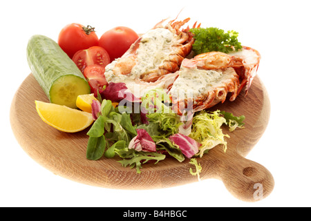 Fresco di lusso delizioso vestito canadese aragosta, preparato e cotto nel suo guscio, pronto a mangiare, isolata contro uno sfondo bianco Foto Stock