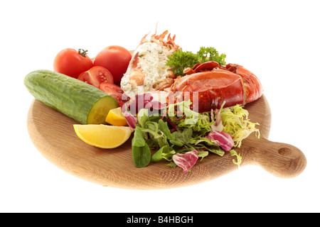 Fresco di lusso delizioso vestito canadese aragosta, preparato e cotto nel suo guscio, pronto a mangiare, isolata contro uno sfondo bianco Foto Stock