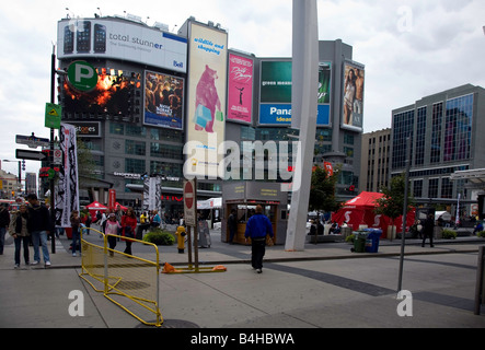 Dundas Square su Yonge Street vicino al centro Eaton a Toronto, Ontario, Canada Foto Stock