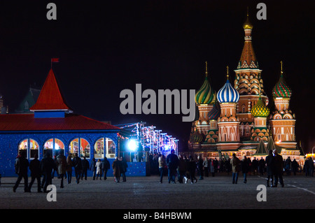 Silhouette di turisti in fronte Cattedrale Basilio Cattedrale Mosca Russia Foto Stock