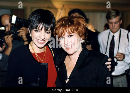 Liza Minnelli attrice cantante con sua sorella Lorna Luft presso la varietà Club omaggio a sua sorella Foto Stock