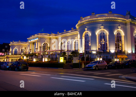 Casino accesa fino al crepuscolo, Deauville, Cote Fleurie, Basse-Normandie, Francia Foto Stock