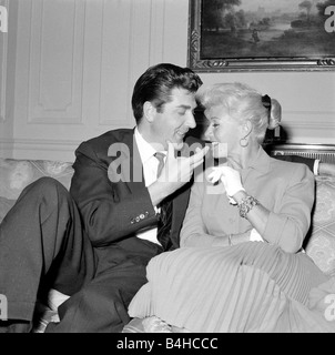 Film attrice Ginger Rogers con David Hughes seduto su un divano insieme Maggio 1959 Foto Stock