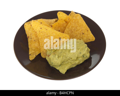 Guacamole fresco Dip con tortilla chips isolata contro uno sfondo bianco con un tracciato di ritaglio e nessun popolo Foto Stock