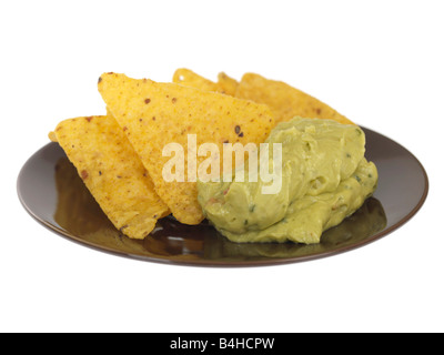 Guacamole fresco Dip con tortilla chips isolata contro uno sfondo bianco con un tracciato di ritaglio e nessun popolo Foto Stock