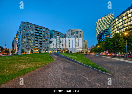 Edifici in città BahnTower Potsdamer Platz Berlino Germania Foto Stock