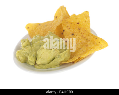 Guacamole fresco Dip con tortilla chips isolata contro uno sfondo bianco con un tracciato di ritaglio e nessun popolo Foto Stock