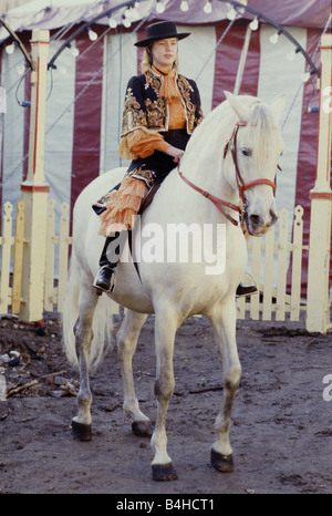 Gerry Cottle s Circus al Camden Lock a Londra Suzanne Chipperfield di età compresa tra i Quindici su stalloni andalusi Pedro Dicembre 1985 Foto Stock