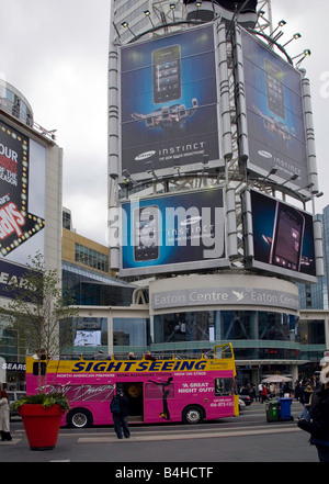 Dundas Square su Yonge Street vicino al centro Eaton a Toronto, Ontario, Canada Foto Stock