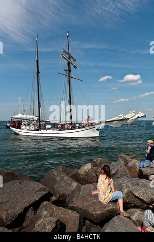 Barca a vela in mare Baltico Warnemunde Rostock Meclemburgo-pomerania Germania Foto Stock