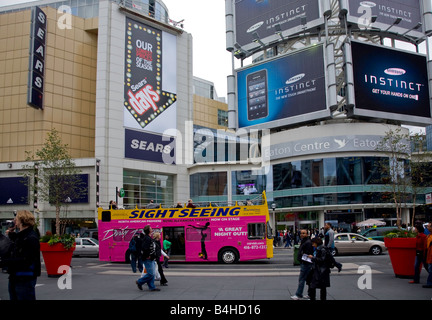 Dundas Square su Yonge Street vicino al centro Eaton a Toronto, Ontario, Canada Foto Stock