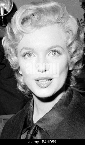 Il principe e la Showgirl Marylin Monroe e Laurence Olivier in una pubblicità riprese per il loro filmato il principe e la Showgirl nel 1956 la coppia sembrava hit it off davanti alle telecamere anche se non vi sono voci che Olivier che ha diretto il film trovati Monroe alquanto difficile co star ancora egli è riuscito a mantenere il suo sotto controllo per estrarre una delle migliori prestazioni della sua carriera Foto Stock