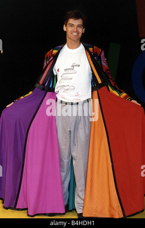 Phillip Schofield TV presentatore e attore protagonista nel musical Joseph e la sua incredibile Technicolor Dreamcoat indossando una maglietta progettato da Bruce Oldfield per lo specchio Shelter campagna Foto Stock