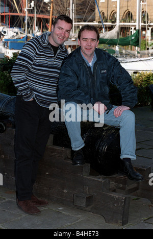 Nick Berry attore Dicembre 97 con il compagno attore e star di Eastenders Todd Carty che sono entrambi fissando in un nuovo dramma Black Velvet Band Foto Stock