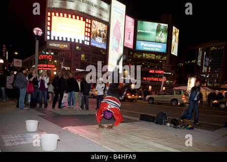 Downtown Toronto a Dundas Square su Yonge Street mostra intrattenimento e attività di notte. Foto Stock