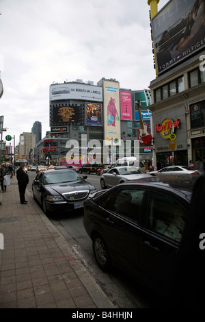 Dundas Square su Yonge Street vicino al centro Eaton a Toronto, Ontario, Canada Foto Stock