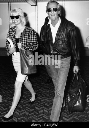 Paul Hogan attore e fidanzata Linda Kozlowski in agosto 1988 all'Aeroporto di Londra Heathrow Foto Stock