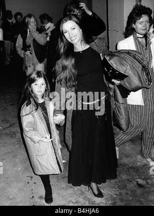 Jane Seymour attrice con la figlia Katy nel luglio 1988 lasciando Michael Jackson concerto Foto Stock