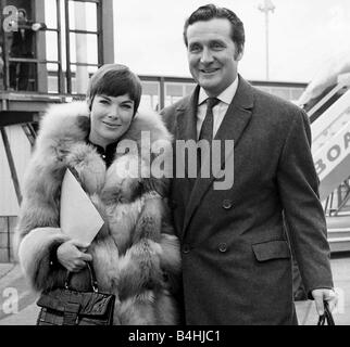 Patrick MacNee attore con moglie Caterina 1967 Foto Stock