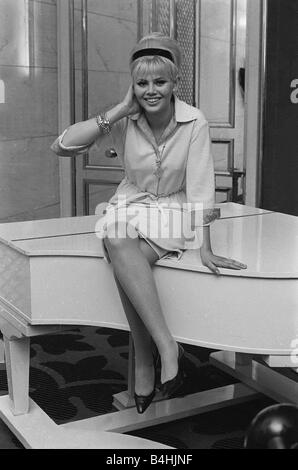 L'attrice Britt Ekland circa sessanta Foto Stock