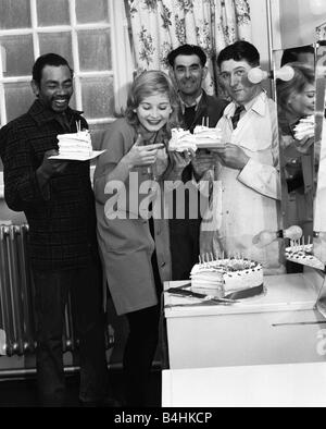 L'attrice Jill Ireland festeggia il suo ventunesimo compleanno con la sua co stelle sul set del film rapina sotto le armi 1957 Foto Stock