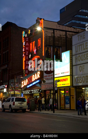 Zanzibar su Yonge Street di notte a Toronto, Ontario, Canada Foto Stock