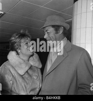 Rex Harrison attore con moglie Rachel Roberts al giro Aprile 1964 Foto Stock