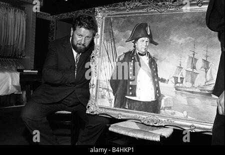 Peter Ustinov attore è andato a Simpsons di Piccadilly a guardare una pittura di lui come capitano vere come egli appare nel suo ultimo film Billy Budd Foto Stock