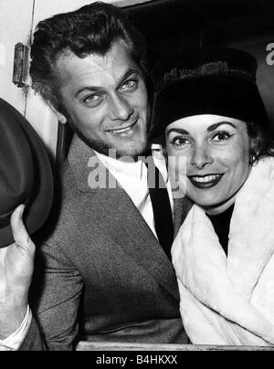 Janet Leigh attrice con il marito Tony Curtis presso la stazione di Paddington Maggio 1957 Foto Stock