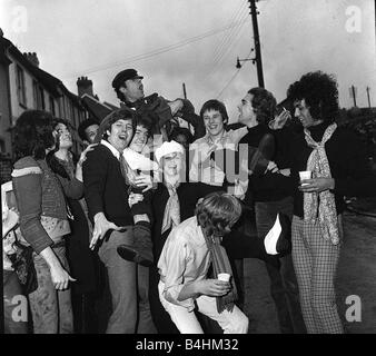 Attore Victor Spinetti ha preso il cast di capelli fino a visitare sua madre la signora Lily Spinetti e le diede un orsacchiotto come un presente che essi sono illustrati nel villaggio di CWM Galles del Sud Dicembre 1969 Foto Stock