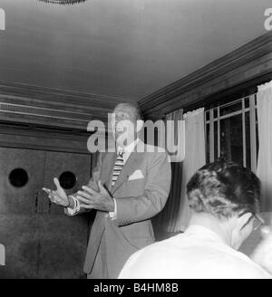 Noel Coward attore e drammaturgo esecuzione presso il Dorchester Hotel di Londra Luglio 1958 Foto Stock