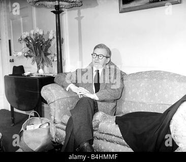 Attore di cinema Claude Rains nella sua suite presso il Connaught Hotel in London Marzo 1952 Foto Stock