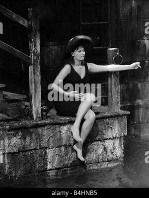 Le riprese del film Millionairess Luglio 1960 Foto di Sophia Loren attrice italiana in acqua durante le riprese di sommario del tracciato quando Foto Stock