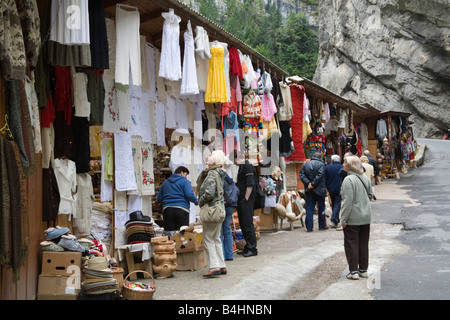 Neamt Moldavia Romania UE Settembre gruppo di turisti controllando gli elementi presso le bancarelle in Cheile Bicazului Hamas Parco Nazionale Foto Stock