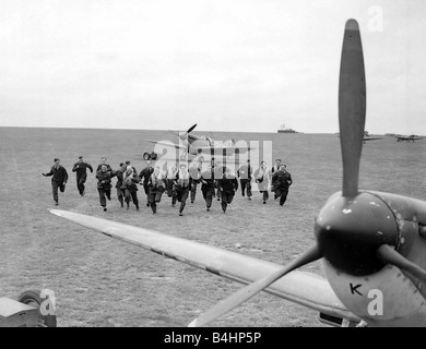 RAF piloti scramble th durante la Battaglia di Bretagna conflitto guerra mondiale due piloti di aeromobili in esecuzione Fighter Supermarine Spitfire Airfield Inghilterra DH circa nel luglio 1940 1940s Mirrorpix dvdnews Foto Stock