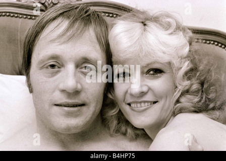 John Bindon attore con la fidanzata Vicki Hodge ha celebrando dopo aver vinto la sua causa in tribunale presso la Old Bailey Foto Stock